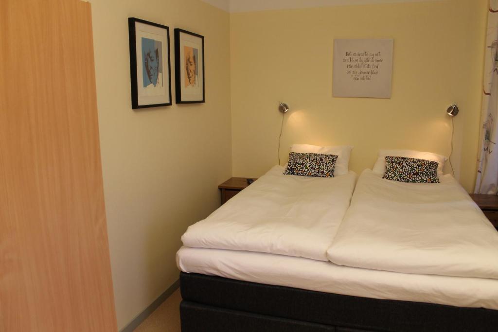 Stationshusets Hotell Och Cafe Köping Zimmer foto